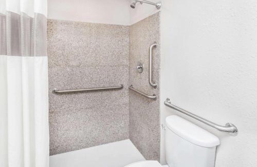 Delavan Hotel | Baymont by Wyndham Delavan Near Lake Geneva