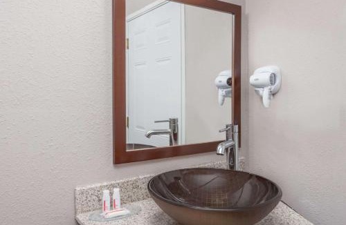 Delavan Hotel | Baymont by Wyndham Delavan Near Lake Geneva
