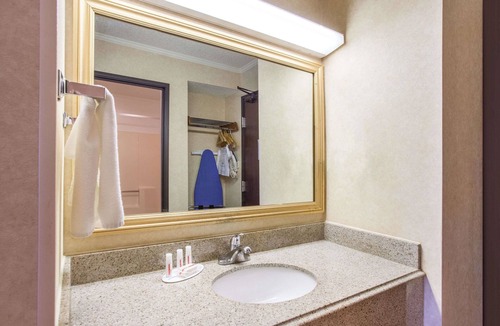 Roseville Hotel | Baymont by Wyndham Detroit/Roseville