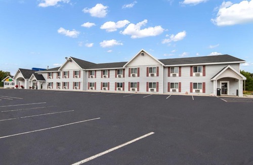 Marinette Hotel | Baymont by Wyndham Marinette