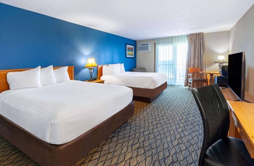 St Ignace Hotel | Baymont by Wyndham St. Ignace Lakefront