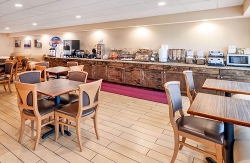 St Ignace Hotel | Baymont by Wyndham St. Ignace Lakefront