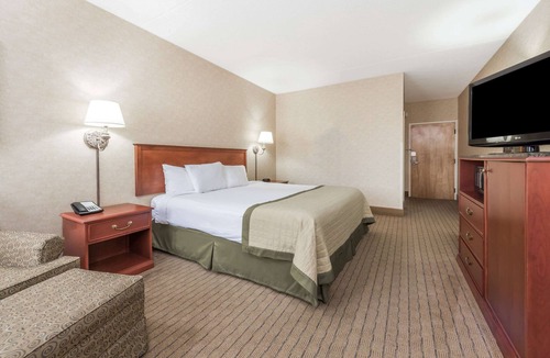 Southport Hotel | Baymont by Wyndham Indianapolis South