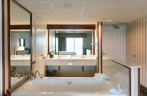 Traverse City Hotel | Bayshore Resort