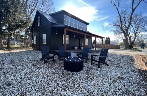 Bay View House | Bayview Bungalow - Sleeps 8 - Steps from the lake and a short drive to CP & Jet!