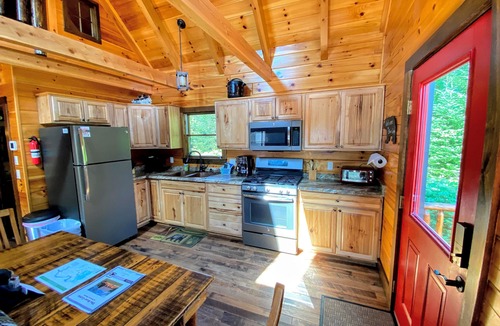 Carroll Cabin | BC Log cabin 1 mile from Mt Washington Hotel, beach, slope views! Hot tub, volleyball, trails!