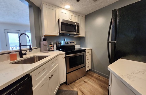 Traverse City Condo | Beach, Balcony, King Bed! - North Shore Inn Unit 203