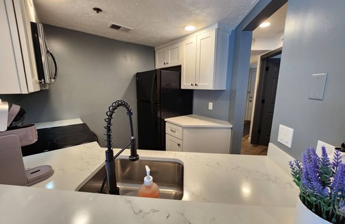 Traverse City Condo | Beach, Balcony, King Bed! - North Shore Inn Unit 203