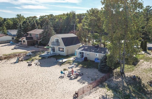 Oscoda Cottage | Beach Club of Oscoda Cottages