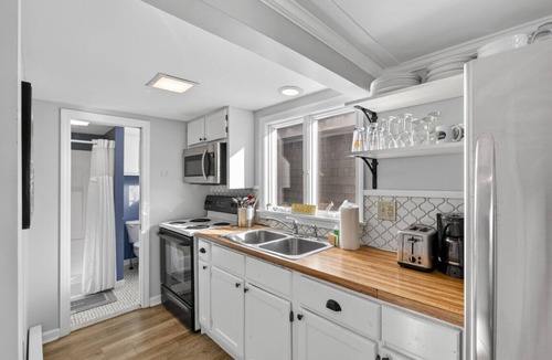 Matunuck House | Beach Front Sunrise Cottage