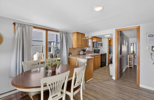 Matunuck House | Beach Front Sunset Cottage
