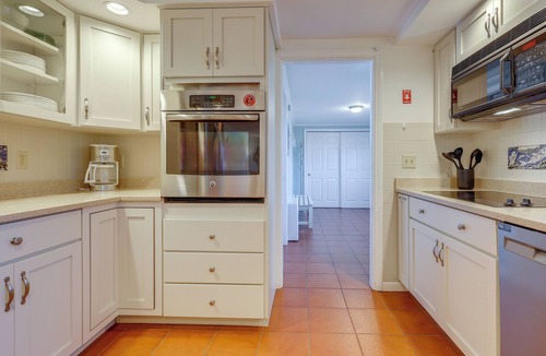 East Orleans House | Beach & Golf Hub w/All-Season Sunroom in Cape Cod