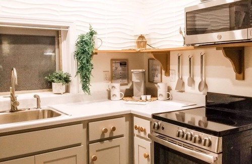 North East Cottage | Beach Guest House - just steps to Lake Erie
