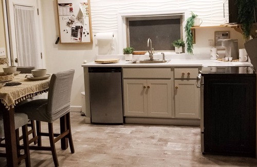 North East Cottage | Beach Guest House - just steps to Lake Erie