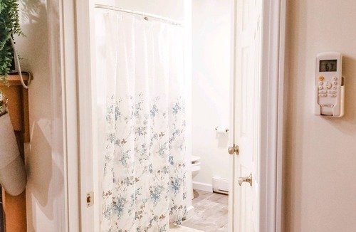 North East Cottage | Beach Guest House - just steps to Lake Erie