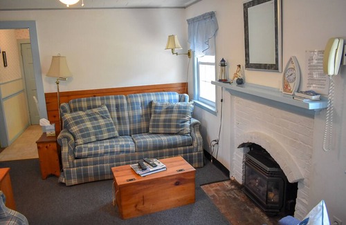 Dennis Port House | Beach Hills Rd 18. Cute cottage less than 200 yards from sandy beach