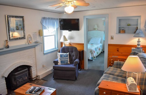 Dennis Port House | Beach Hills Rd 18. Cute cottage less than 200 yards from sandy beach