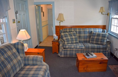 Dennis Port House | Beach Hills Rd 18. Cute cottage less than 200 yards from sandy beach