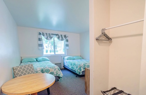 Oscoda Hotel | Beach Hotel Room · Havenwood Shores No. 10