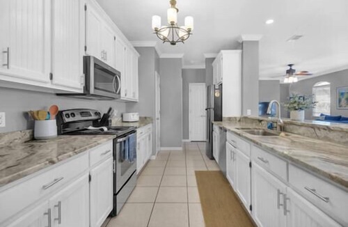 Fort Walton Beach - Destin Cottage | Beach House~Pet Friendly~Walk to Beach~Sleeps 10~Free Activity Passes