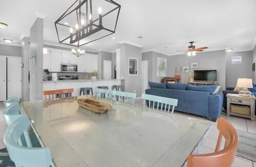 Fort Walton Beach - Destin Cottage | Beach House~Pet Friendly~Walk to Beach~Sleeps 10~Free Activity Passes