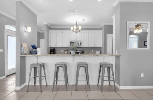 Fort Walton Beach - Destin Cottage | Beach House~Pet Friendly~Walk to Beach~Sleeps 10~Free Activity Passes