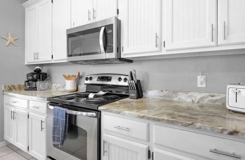 Fort Walton Beach - Destin Cottage | Beach House~Pet Friendly~Walk to Beach~Sleeps 10~Free Activity Passes