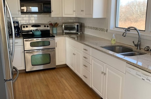 New Shoreham House | Beach is just steps away! Private path from upscale family home! Booking 2026!