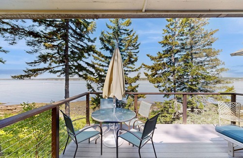 West Southport House | Beachfront Delight with detached guesthouse, private beach access, Dog-friendly