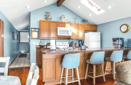 Twin Lake House | Beachfront! Pontoon Rtl +Hot Tub +Pedal Boat/Kayaks/Paddle Board +Great fishing