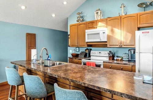 Twin Lake House | Beachfront! Pontoon Rtl +Hot Tub +Pedal Boat/Kayaks/Paddle Board +Great fishing