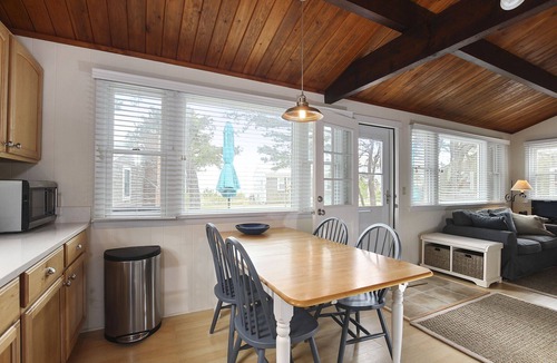 Indian Neck Heights Cottage | Beachside Bliss – Beautiful Cottage Steps from the Sea 🏖