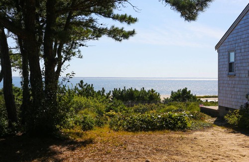 Indian Neck Heights Cottage | Beachside Bliss – Beautiful Cottage Steps from the Sea 🏖