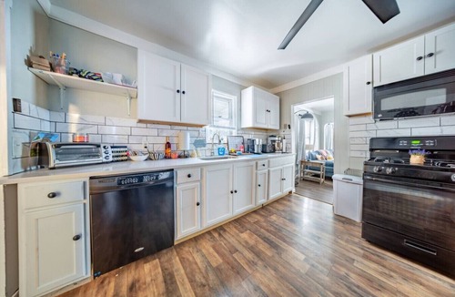 Woodmere House | Beachwood-Woodmere-Orange 3 br 1 bath king bed
