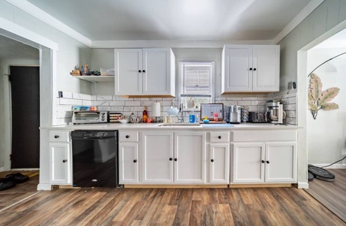 Woodmere House | Beachwood-Woodmere-Orange 3 br 1 bath king bed