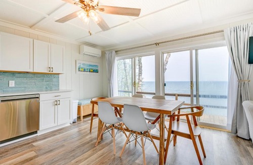 Forestville House | Beachy Palms Cottage on Lake Huron w/Hot Tub!