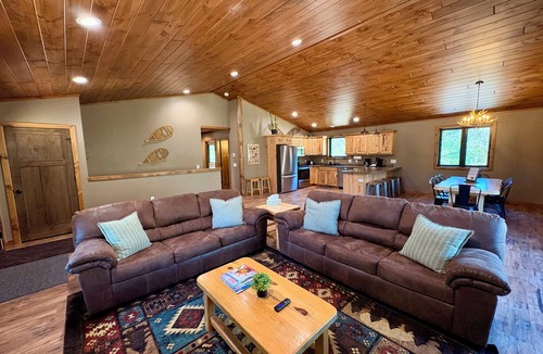 Wisconsin Dells House | Bear Paw Lodge Luxury Cabin Game Room Fire Pit