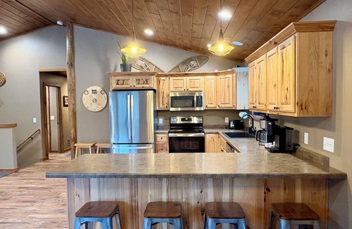 Wisconsin Dells House | Bear Paw Lodge Luxury Cabin Game Room Fire Pit