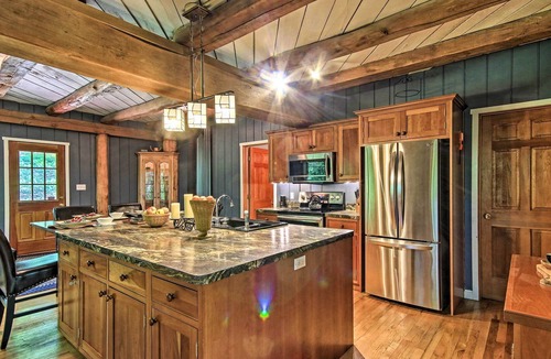 Acme House | 'Bear's Eye View' - Mountain Retreat w/ Hot Tub!