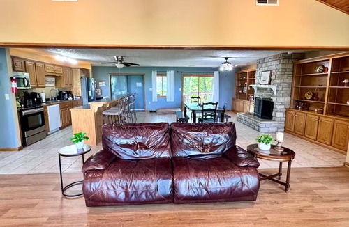 Monticello House | Bearcat Lookout/Marina/Hot Tub/Games/5 BR + 3 BA