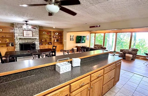 Monticello House | Bearcat Lookout/Marina/Hot Tub/Games/5 BR + 3 BA