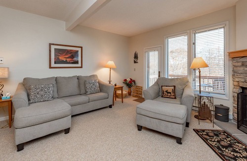 McHenry House | Beary Cozy: Ski In/Ski Out, Hot Tub!
