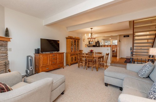 McHenry House | Beary Cozy: Ski In/Ski Out, Hot Tub!