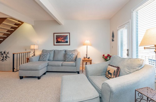 McHenry House | Beary Cozy: Ski In/Ski Out, Hot Tub!