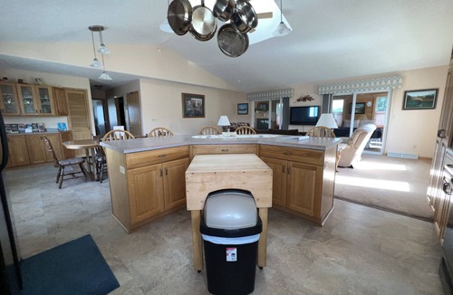 Wetmore House | Beau Soleil Bungelow-Spacious 3 Bedroom Home with a Hot Tub, & Firepit