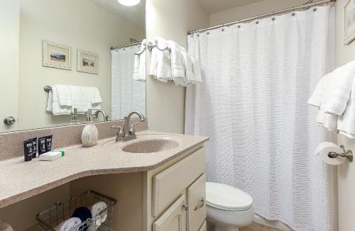 Acme House | Beautiful 2 Bedroom Lakeside Condo at The Shores 5677