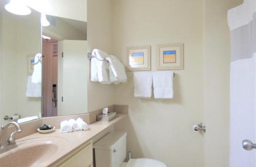 Acme House | Beautiful 2 Bedroom Lakeside Condo at The Shores 5677