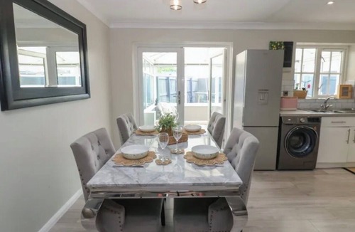 Shiremoor House | Beautiful 3-Bed Family Home, Metro & Motorway Links
