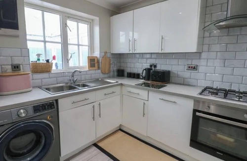 Shiremoor House | Beautiful 3-Bed Family Home, Metro & Motorway Links
