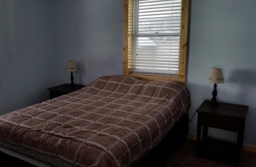 New Post Cabin | Beautiful 3 bedroom 2 bathroom loft, sleeps 14, lakeview and dock on trail #33,
